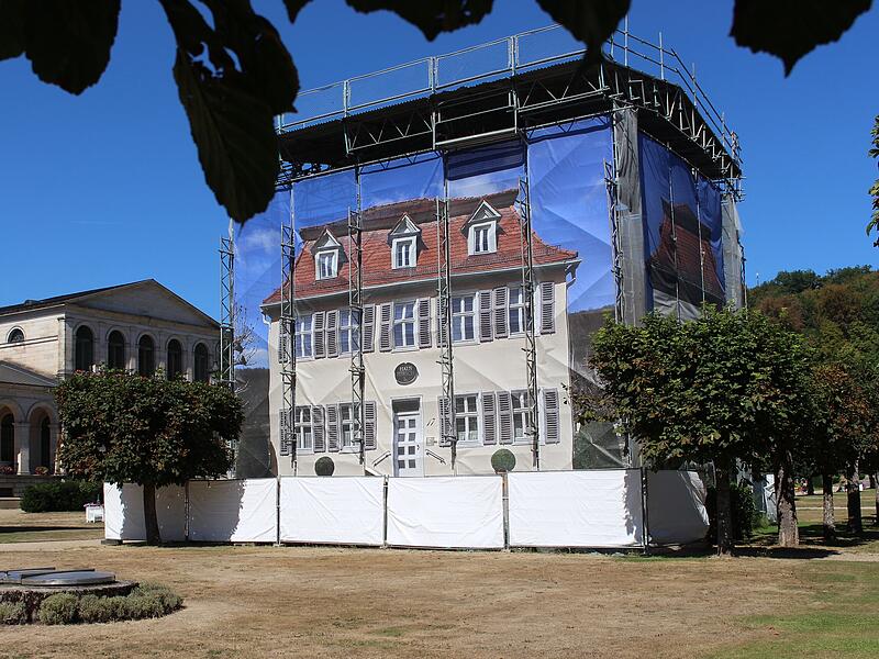 Im Haus Hirsch im Staatsbad Bad Br&uuml;ckenau finden derzeit Zimmererarbeiten statt.