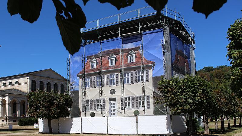 Im Haus Hirsch im Staatsbad Bad Br&uuml;ckenau finden derzeit Zimmererarbeiten statt.