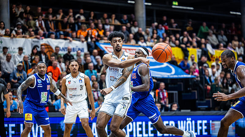 Die Bamberg Baskets um Ibrahim Watson (mit Ball) haben nicht die besten Erinnerungen an die Stadthalle Weißenfels. Vor fünf Wochen setzte es eine 94:99-Niederlage beim MBC.