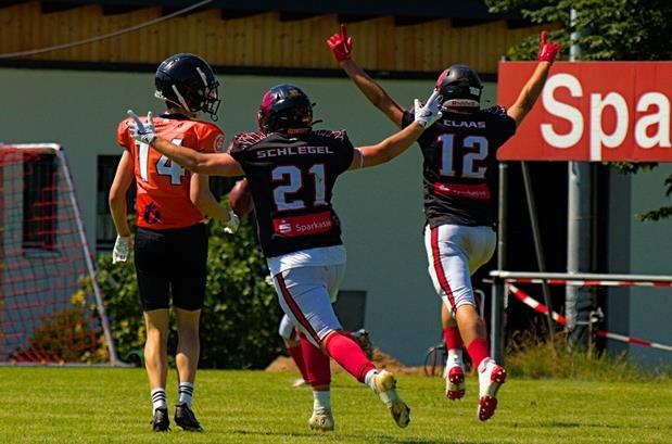 Jubel bei Jan Schlegel (21) und Roman Claas (12) &ndash; beide Receiver erzielten jeweils zwei Touchdowns