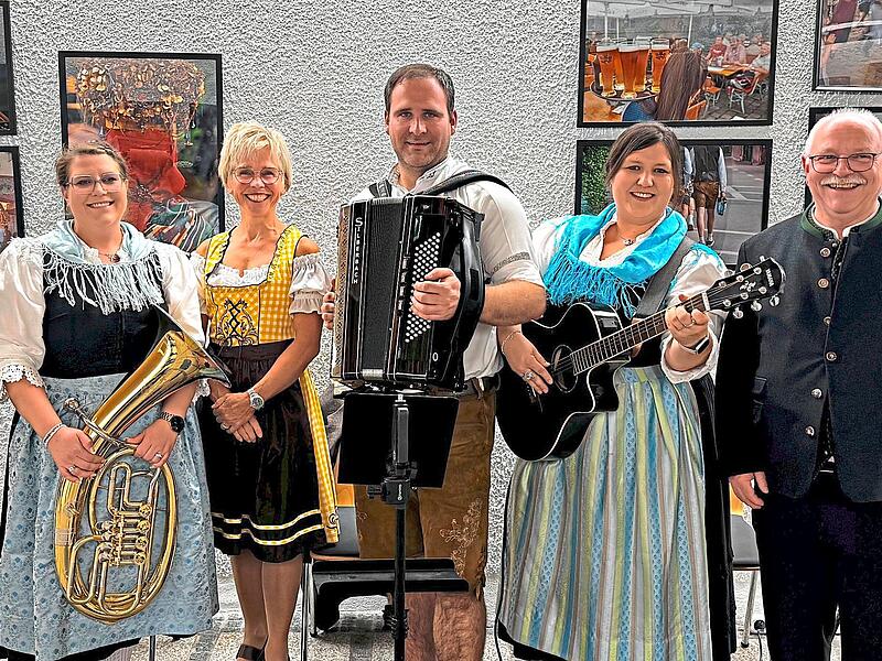 Helmut Meyer zur Capellen, Eva Britting, Jutta Schmiedel, Felix Prohaska, Johanna Britting und Andreas Zwerger (von links) im Amtsgericht Erlangen. Helmut Meyer zur Capellen, Eva Britting, Jutta Schmiedel, Felix Prohaska, Johanna Britting und Andreas Zwerger (von links) im Amtsgericht Erlangen.