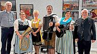 Helmut Meyer zur Capellen, Eva Britting, Jutta Schmiedel, Felix Prohaska, Johanna Britting und Andreas Zwerger (von links) im Amtsgericht Erlangen.