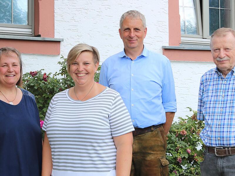 Heidrun Hemme, Siegfried Welsch und Karl-Heinz Flügel (von links) vom Diakonieverein Presseck-Grafengehaig  mit Miriam Hofmann (Zweite von links).
