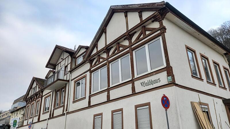 Noch steht das Waldhaus. Der Abriss hat inzwischen begonnen, das Geb&auml;ude macht Platz f&uuml;r neuen Wohnraum.