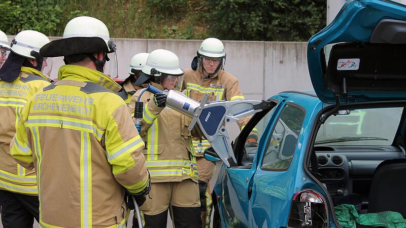 Bei einem simulierten Verkehrsunfall üben die Feuerwehrleute die Arbeit mit dem Rettungsspreizer.Forchheim & Fränkische Schweiz Bei einem simulierten Verkehrsunfall üben die Feuerwehrleute die Arbeit mit dem Rettungsspreizer.Forchheim & Fränkische Schweiz