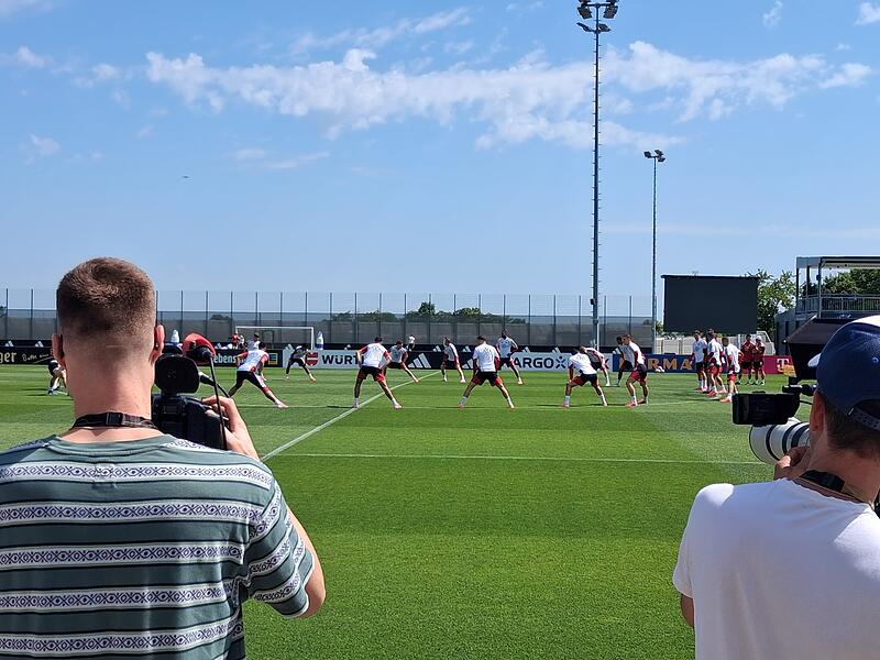 Die Kameraleute haben die Deutsche Fu&szlig;ballnationalmannschaft im Visier.