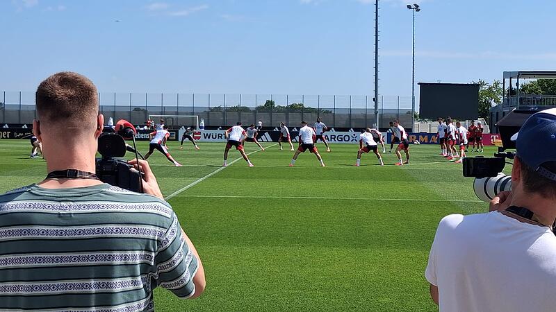 Die Kameraleute haben die Deutsche Fu&szlig;ballnationalmannschaft im Visier.