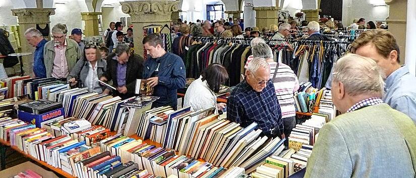 Der Lions-Club hofft, dass viele Besucher in die Rathaushalle kommen und die Flohmarkt-Atmosphäre genießen. „Je mehr Geld wir einnehmen, desto mehr kommt benachteiligten Mitmenschen zugute“, sagt Clubpräsident Karl-Heinz Rebitzer. Der Lions-Club hofft, dass viele Besucher in die Rathaushalle kommen und die Flohmarkt-Atmosphäre genießen. „Je mehr Geld wir einnehmen, desto mehr kommt benachteiligten Mitmenschen zugute“, sagt Clubpräsident Karl-Heinz Rebitzer.