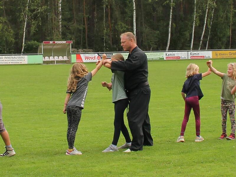 Im Ferienprogramm der Gemeinden Poxdorf und Effeltrich wurde Karate geübt.