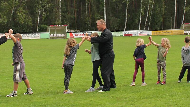 Im Ferienprogramm der Gemeinden Poxdorf und Effeltrich wurde Karate geübt.