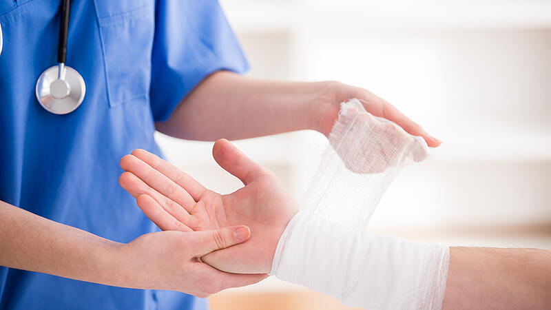 Medical services Eine Pflegekraft legt einer Patientin einen Verband an.