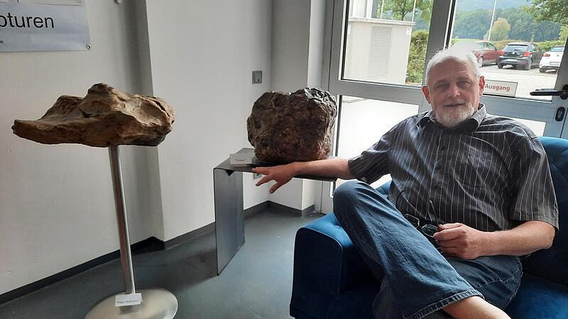 Der Bildhauer Ulf Eggert mit seinen Skulpturen &bdquo;Magic Mushroom&ldquo; und &bdquo;Urstein&ldquo;.