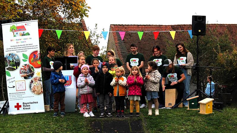 Sabine Leichsenring-Knoblach (Zweite von links) und ihr Team haben sogar eine Kita-Band in Sambach auf die Beine gestellt.