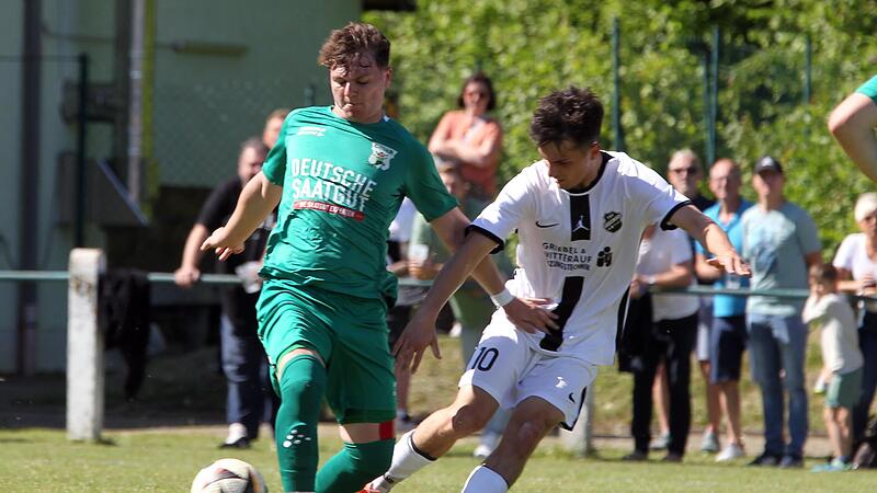 Der TSV Schammelsdorf und Niklas Knoblach (in Wei&szlig;) gastieren in der Landesliga Nordwest beim SV Alemannia Haibach.