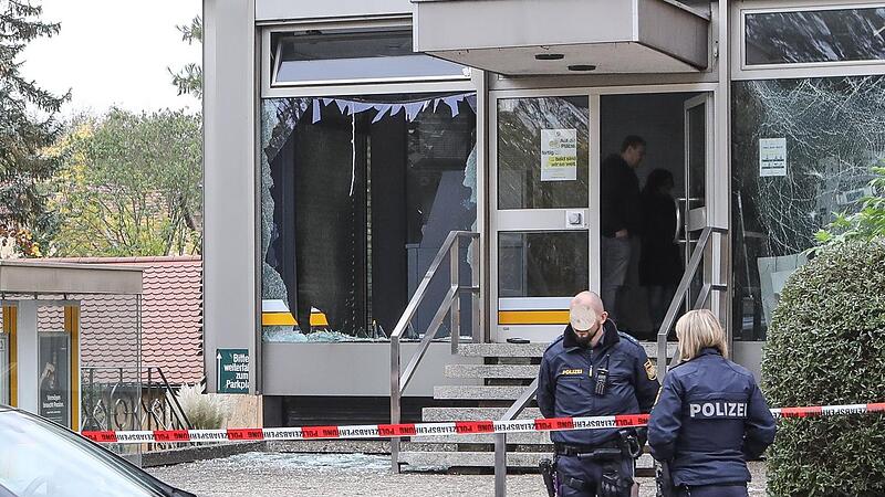 Um solchen Sch&auml;den wie hier in Forchheim 2022 vorzubeugen, schlie&szlig;en manche Bankfilialen nachts ihre Vorr&auml;ume mit den Geldautomaten oder setzen Farbpatronen ein, die Geldscheine nach einer Sprengung unbrauchbar machen.