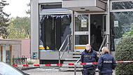 Um solchen Schäden wie hier in Forchheim 2022 vorzubeugen, schließen manche Bankfilialen nachts ihre Vorräume mit den Geldautomaten oder setzen Farbpatronen ein, die Geldscheine nach einer Sprengung unbrauchbar machen.