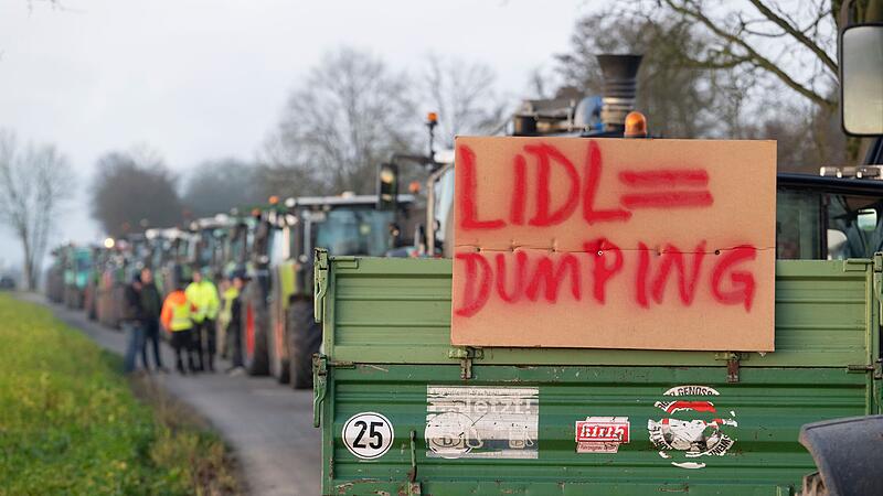 Demonstration von Landwirten vor Lidl-Zentrale