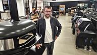 Michael Hofmann zwischen edlen Grills in seinem Laden Steelraum an der Grenze zwischen Hallstadt und Bamberg im Laubanger.
