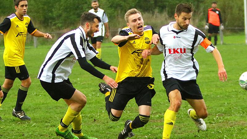 Der Ködnitzer Tim Ittner stürzt nach einem Zweikampf mit dem Trebgaster Kapitän Sören Kerner (rechts). Links Heiko Lindner. Der Ködnitzer Tim Ittner stürzt nach einem Zweikampf mit dem Trebgaster Kapitän Sören Kerner (rechts). Links Heiko Lindner.