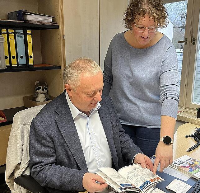 Landrat Thomas Bold wirft gemeinsam mit Kreisjugendpflegerin Melanie Sch&auml;fer einen ersten Blick in den neuen Fahrtenkatalog.