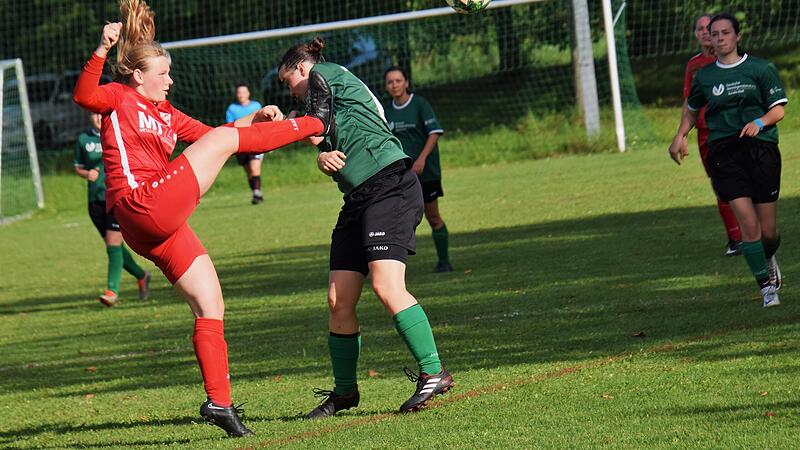 Julia Schmitt (rechts) von der SG Langendorf geht bei diesem Einsatz der Rannungerin Nehle Seufert lieber in Deckung. Julia Schmitt (rechts) von der SG Langendorf geht bei diesem Einsatz der Rannungerin Nehle Seufert lieber in Deckung.