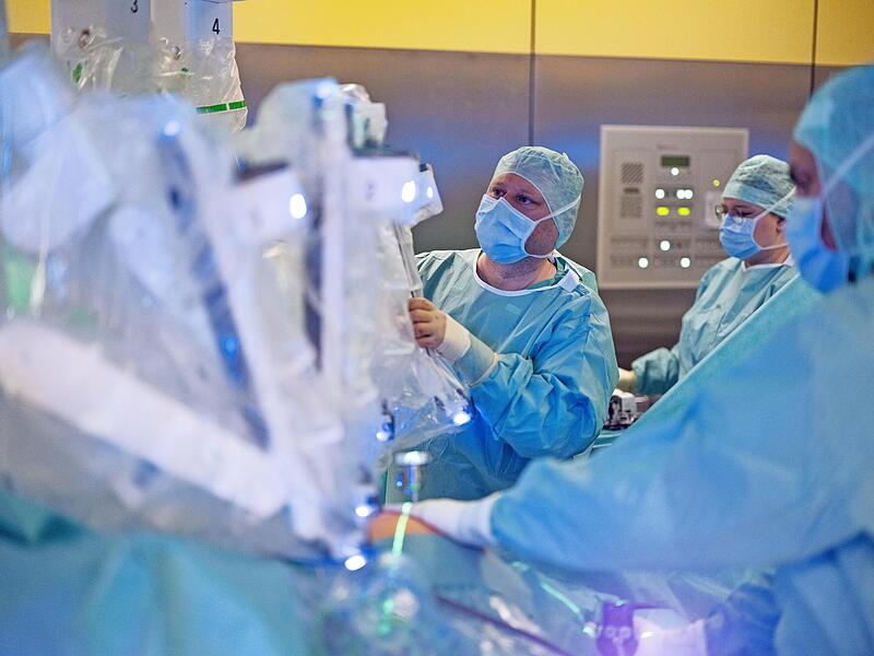 Das Klinikum Kulmbach ist ein Vorzeigehaus und braucht bislang noch keine finanzielle Unterstützung der Trägerkommunen. Im Bild das DaVinci-OP-System.