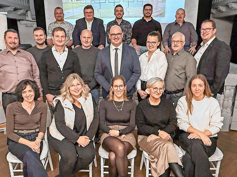 Die Kandidaten der Freien Wähler in Adelsdorf mit Bürgermeisterkandidat Tim Scheppe (zweite Reihe Mitte).