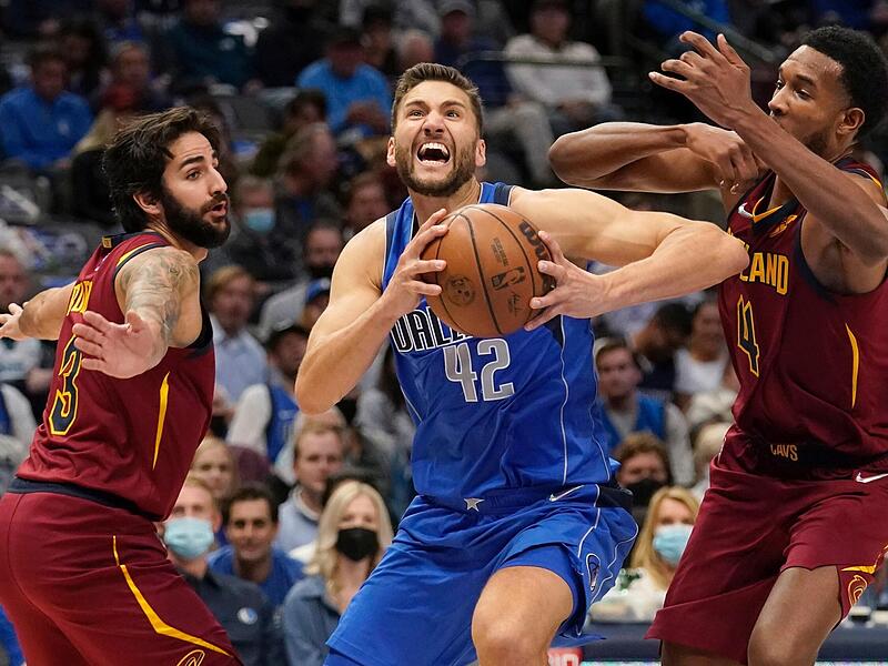 Der Würzburger Maxi Kleber (am Ball) nimmt sich in diesem Sommer eine Pause von der Nationalmannschaft.