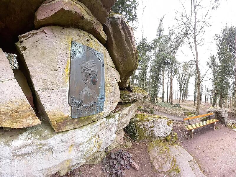 Auf dem  Altenberg haben die Bad Kissinger 1906 der österreichischen Kaiserin Elisabeth  ein Denkmal errichtet. Die Sisi Tour kommt hier natürlich auch vorbei.
