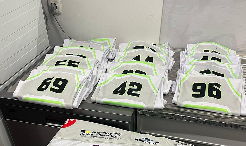 Die Kluft ist bereit: Das wei&szlig;e Ausw&auml;rtsdress der Alligators ist frisch gewaschen, am Freitag kommt es in den Bus gen Mellendorf.