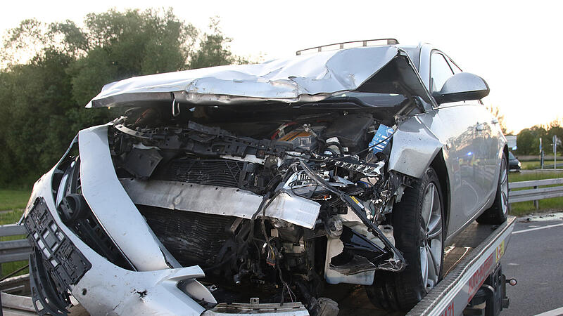 Schwerer Unfall auf der B4 bei Großheirath: Lebensgefahr Schwerer Unfall auf der B4 bei Großheirath: Lebensgefahr