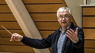 Norbert Luche probt mit dem Musizierkreis Neustadt für den Auftritt am 20. Januar in der Mehrzweckhalle Heubischer Straße.