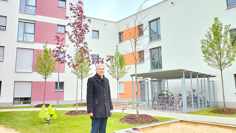 J&uuml;rgen R&ouml;&szlig;ler, Vorstand der Baugenossenschaft Bamberg Stadt und Land, freut sich &uuml;ber das vollendete Wohnbau-Projekt in der Mittelbachstra&szlig;e.
