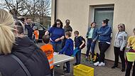 Die freiwilligen Müllsammler bei einer Lagebesprechung in Dormitz.Forchheim & Fränkische Schweiz Die freiwilligen Müllsammler bei einer Lagebesprechung in Dormitz.