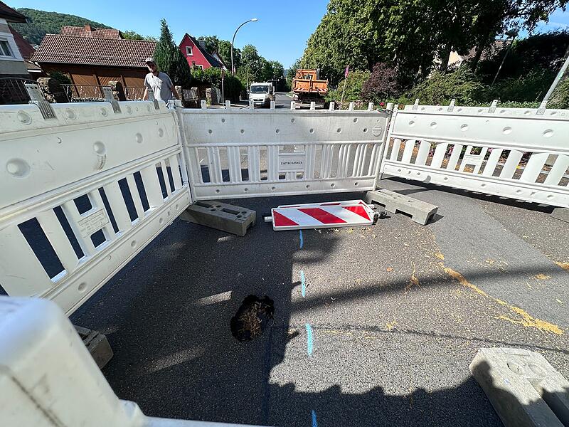 Um einen Einbruch im Kanal zu reparieren, ist die Erhardstraße gesperrt.