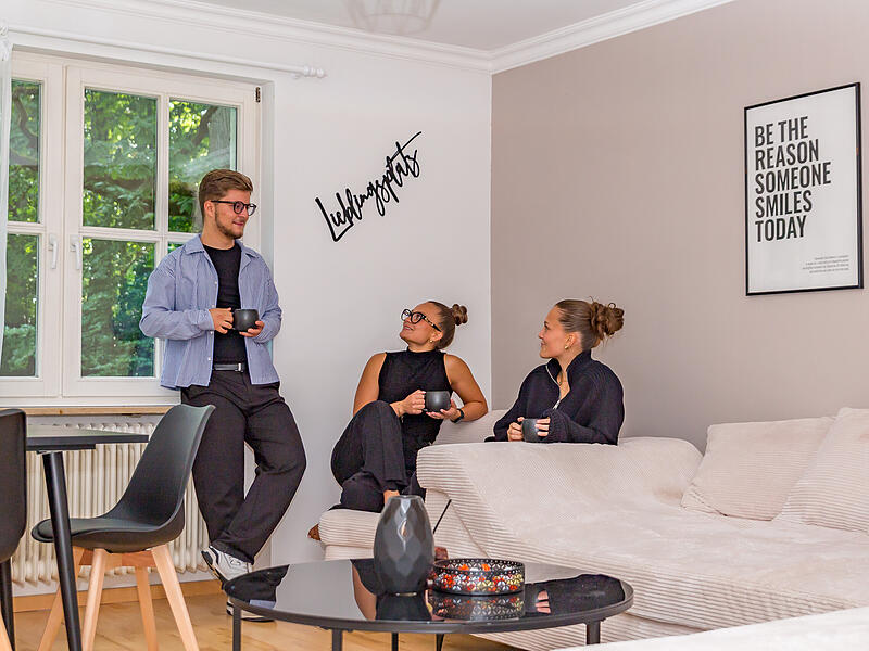 Zuhause. F&uuml;r Kemal, Selin und Dilara Yildirim geh&ouml;rt hierzu auch ein entspannter Plausch unter Geschwistern im Wohnzimmer. Wer aus dem Fenster blickt, schaut direkt in den Kellerwald.