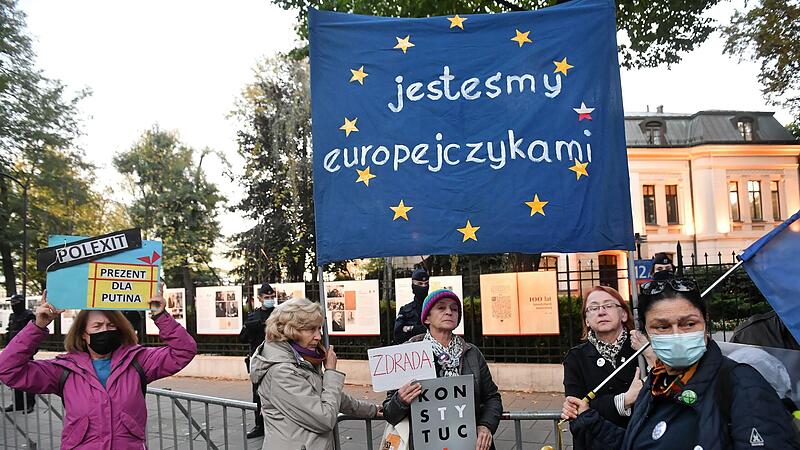 Menschen nehmen an einem Protest vor dem Sitz des polnischen Verfassungsgerichts in Warschau teil. Das Gericht hat entschieden, dass mehrere Artikel der EU-Verträge nicht mit der polnischen Verfassung übereinstimmen.