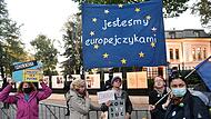 Menschen nehmen an einem Protest vor dem Sitz des polnischen Verfassungsgerichts in Warschau teil. Das Gericht hat entschieden, dass mehrere Artikel der EU-Verträge nicht mit der polnischen Verfassung übereinstimmen.