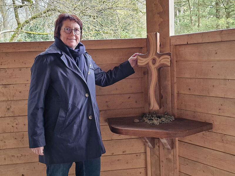 Die christliche Station im Pavillon der Religionen: Petra Müller am Holzkreuz, das zur Einkehr einlädt. Die christliche Station im Pavillon der Religionen: Petra Müller am Holzkreuz, das zur Einkehr einlädt.