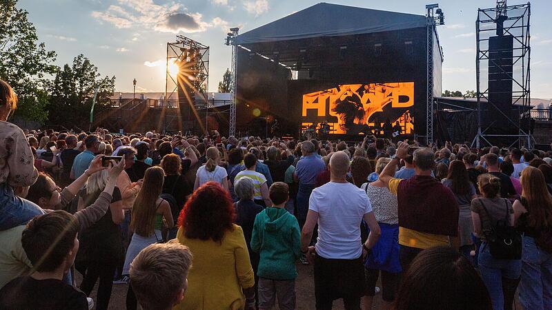 Um Stars wie Michael Patrick Kelly (Foto), Jan Delay oder Wincent Weiss an den Stadtbalkon nach Kitzingen zu holen, muss sich die Stadt mehr anstrengen als große Städte, sagt Frank Gimperlein vom Stadtmarketingverein. Um Stars wie Michael Patrick Kelly (Foto), Jan Delay oder Wincent Weiss an den Stadtbalkon nach Kitzingen zu holen, muss sich die Stadt mehr anstrengen als große Städte, sagt Frank Gimperlein vom Stadtmarketingverein.