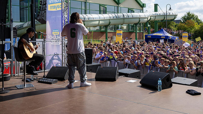 In der zweiten Runde hat das Gymnasium H&ouml;chstadt ein Schulhofkonzert von Antenne Bayern gewonnen. Am Freitag, 18. Juli, spielte die Elektropop-Band ClockClock an der Schule.