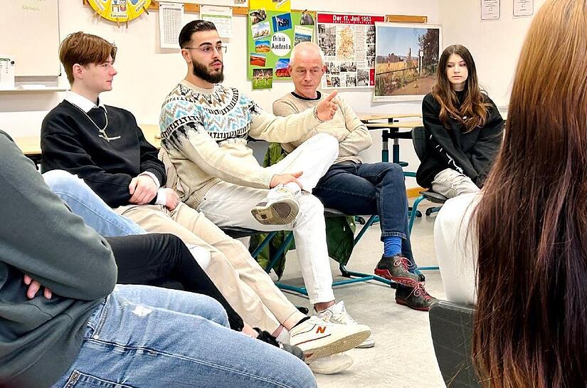 Florian und Ardi (von links)), Pflegeschüler des Klinikums Forchheim-Fränkische Schweiz, haben in Begleitung von Schulleiter Andreas Schneider (2. von rechts) interessierten Mittelschülern der 9. Jahrgangsstufe aus Ebermannstadt von einem genauso herausfordernden wie erfüllenden Berufsalltag berichtet.