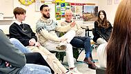 Florian und Ardi (von links)), Pflegeschüler des Klinikums Forchheim-Fränkische Schweiz, haben in Begleitung von Schulleiter Andreas Schneider (2. von rechts) interessierten Mittelschülern der 9. Jahrgangsstufe aus Ebermannstadt von einem genauso herausfordernden wie erfüllenden Berufsalltag berichtet.