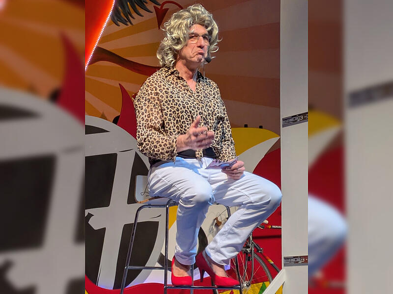 Margarethe &bdquo;Maggie&ldquo; (Elmar Freibott) hat sich mit seidener Tiger-Bluse und knallroten Highheels f&uuml;r ihr &bdquo;Herzblatt&ldquo; h&uuml;bsch gemacht.