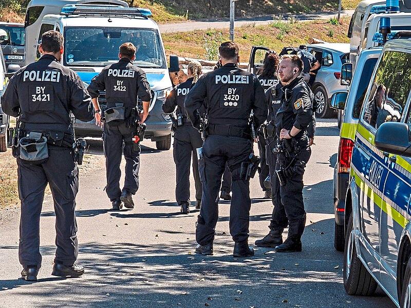 Die Polizei war mit einem Gro&szlig;aufgebot vor Ort.