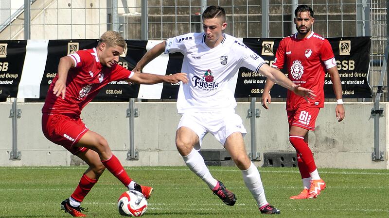 Der FC Eintracht Bamberg um Jonas Hartwig (weißes Trikot) empfängt am Samstag im Kellerduell Türkgücü München.
