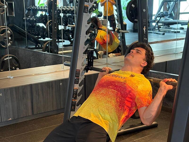 Merlin Hummel trainiert im Fitness-Raum im Mannschaftshotel in Tokio.