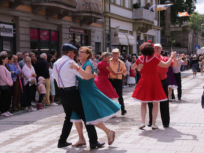 Die Tanztruppe La Guinguetta, Vernonaise, tanzten sogar w&auml;hrend dem Umzug.