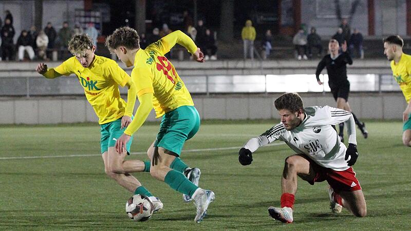 Die beiden Torsch&uuml;tzen der DJK Bamberg in Aubstadt, Sebastian Zweyer (links)  und Luis N&uuml;&szlig;lein &ndash; hier in Aktion im Spiel gegen den FC Coburg.