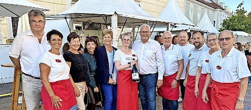 Eisenstadts Bürgermeister Mag. Thomas Steiner (6. von rechts) überreicht eine Magnumflasche des limitierten Jubiläumssektes an die Kissinger.